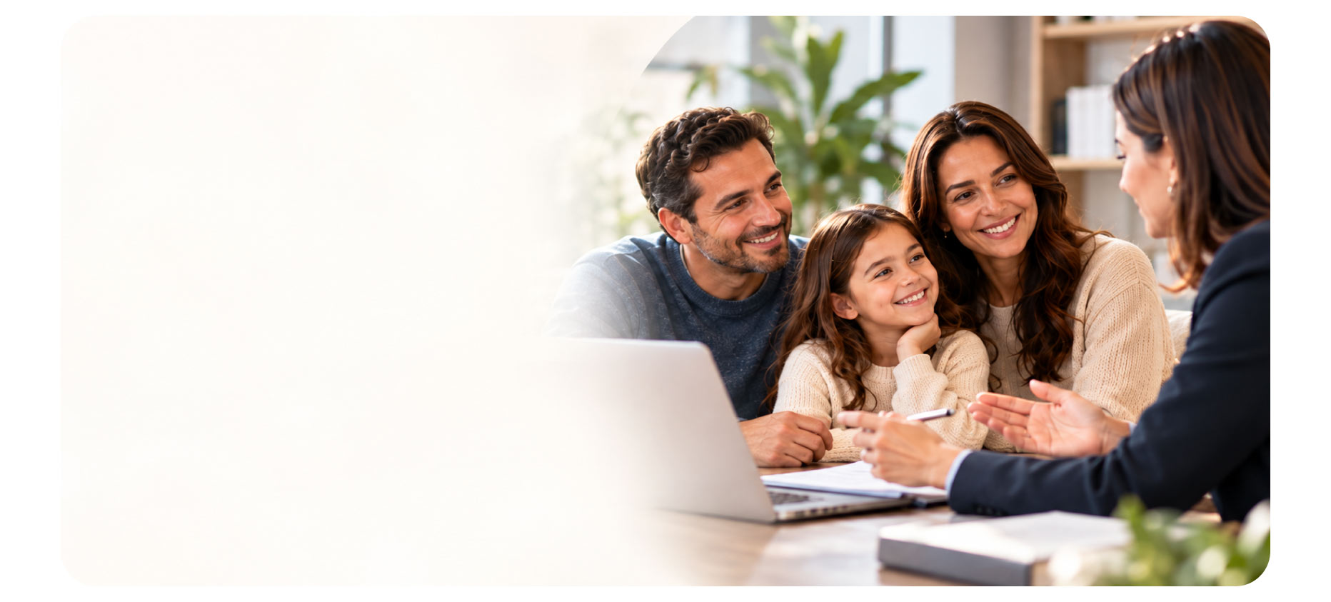 Familia en reunión de asesoría legal